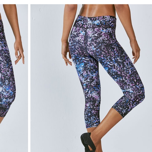 PowerHold® Mid-Rise Capri Leggings - Picture 1 of 9